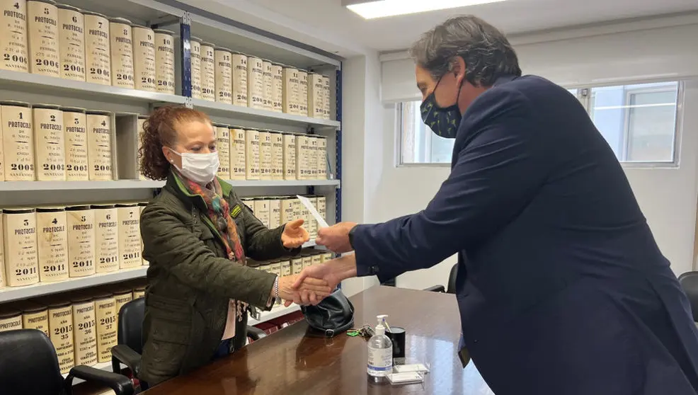 El consejero de Obras Públicas, José Luis Gochicoa, entrega uno de los cheques en el inicio de las indemnizaciones a los afectados por sentencias de derribos