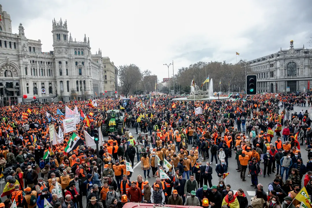 Decenas de miles de personas se manifiestan, en la plaza de Cibeles, al comienzo de la marcha &lsquo;20M&rsquo;