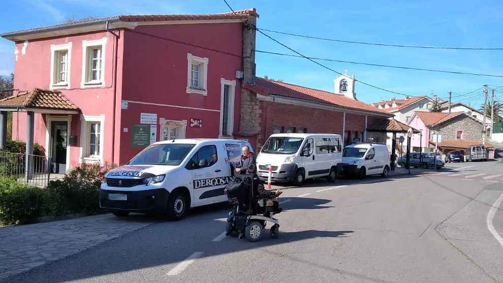 Persona con movilidad reducida saliendo a la calzada para poder desplazarse en Polanco