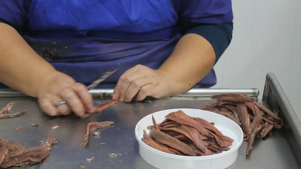  Una trabajadora en una conservera