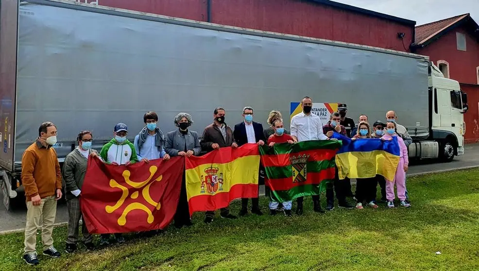 El alcalde de Torrelavega, Javier López Estrada, y varios colectivos implicados, acuden a la salida de un camión con ayuda humanitaria hacia Ucrania
