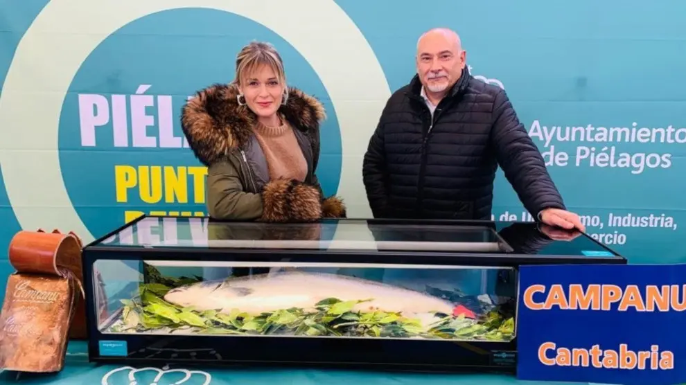 La alcaldesa de Piélagos, Verónica Samperio, y el concejal de Ganadería, Alfredo Rodríguez Otero, junto al 'campanu'