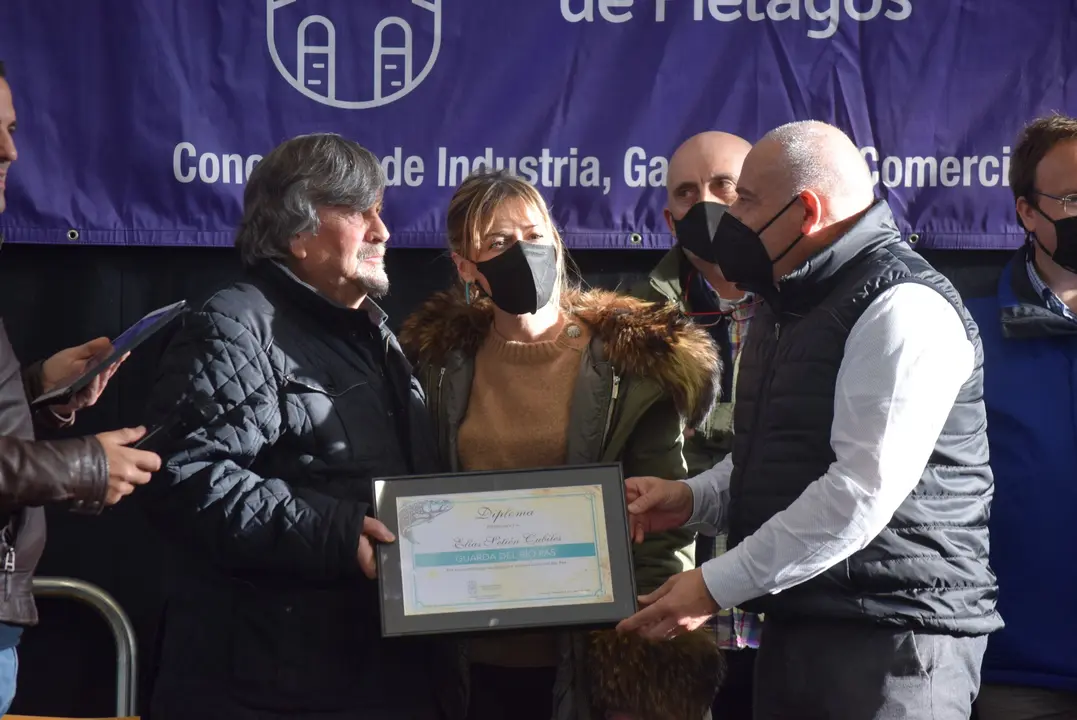 Homenaje en Pi&eacute;lagos a Elias Seti&eacute;n Cubillas, guarda jubilado del r&iacute;o Pas