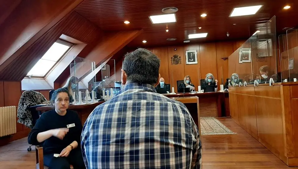 Acusado de abusar de las amigas de su hija cuando iban a verla a casa, en el juicio contra él, en la Audiencia Provincial de Cantabria