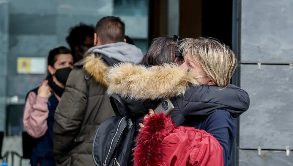  Dos mujeres ucranianas se abrazan a su llegada a un centro de España