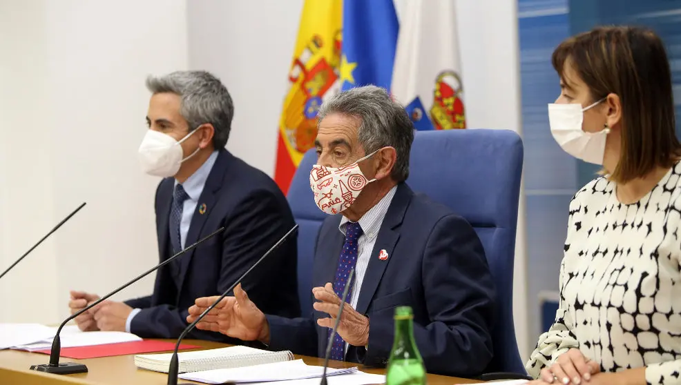 El presidente de Cantabria, Miguel Ángel Revilla; el vicepresidente, Pablo Zuloaga, y la consejera de Economía y Hacienda, María Sánchez, en una rueda de prensa sobre financiación autonómica