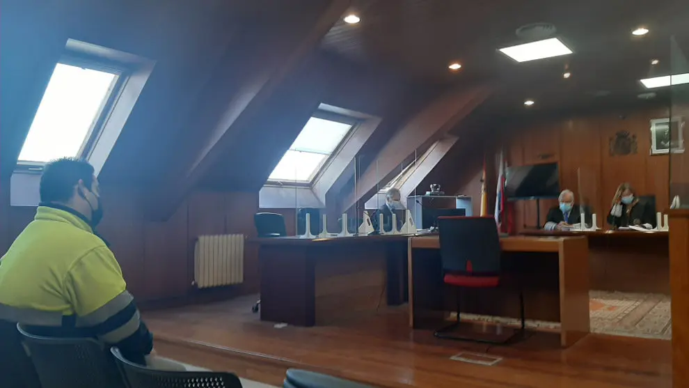 Hombre acusado de usar a su sobrino menor para distribuir cocaína entre terceros, en el juicio contra él en la Sección Primera de la Audiencia Provincial, celebrado con conformidad de las partes