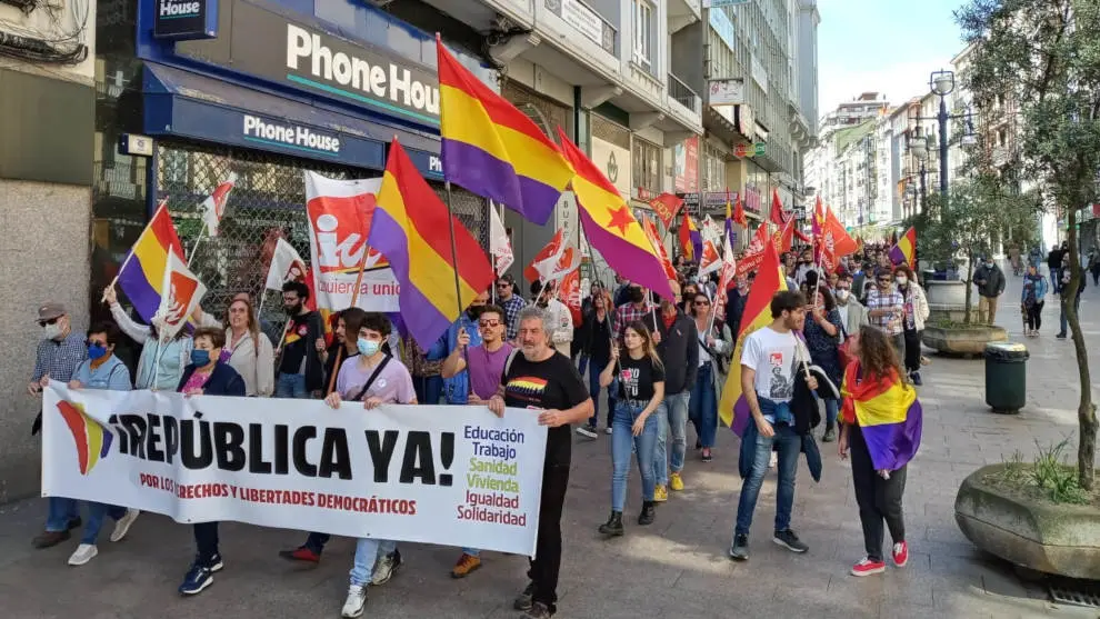 Manifestación en Santander por el aniversario de la proclamación de la II República
