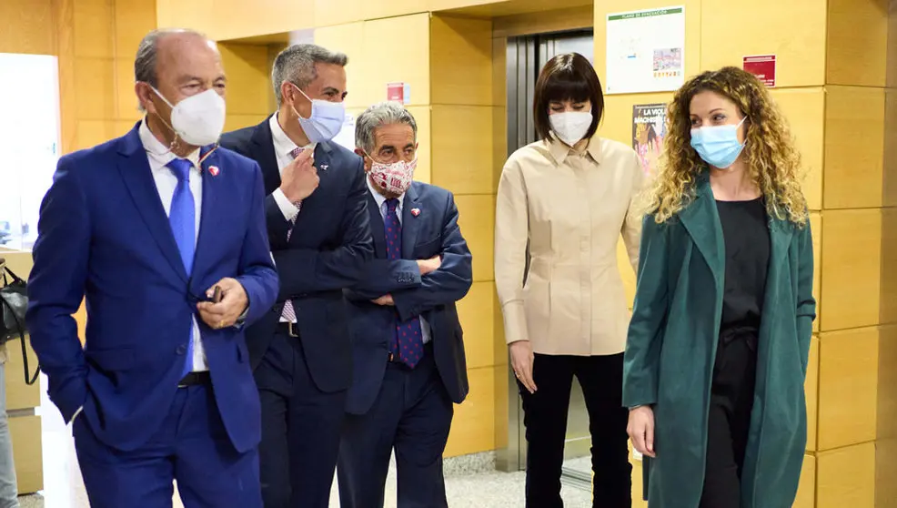 El presidente de Cantabria, Miguel Ángel Revilla, y la ministra de Ciencia, Diana Morant, a su llegada a una reunión en la sede del Gobierno de Cantabria