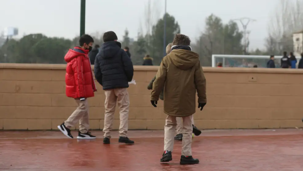 Varios niños jugando en el recreo de un colegio
