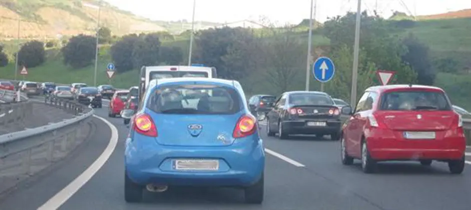 Varios tramos de la A-8 presentan retenciones