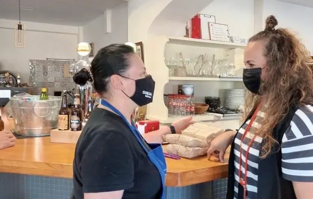 Reparto de servilletas con mensajes contra la violencia de g&eacute;nero en Suances