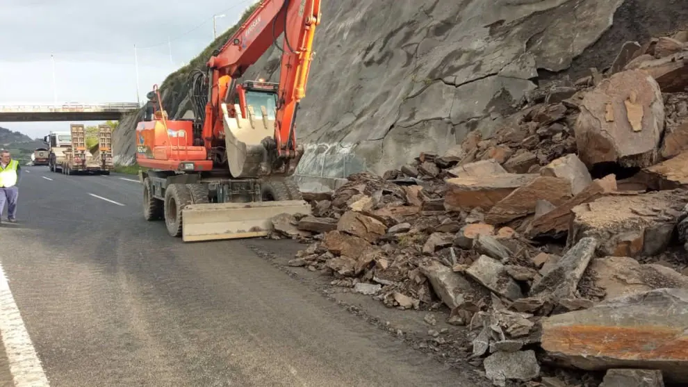 Labores de retirada del desprendimiento en la A-8, en el límite entre Cantabria y Vizcaya