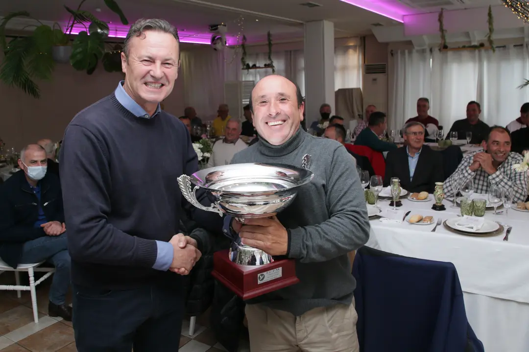 El consejero de Desarrollo Rural, Guillermo Blanco (izda) en la entrega de premios de la temporada c&aacute;ntabra de palomas mensajeras