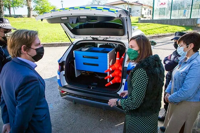 La Consejera De Presidencia, Interior, Justicia Y Acci&oacute;n Exterior, Paula Fern&aacute;ndez, Asiste A La Entrega Del Nuevo Veh&iacute;culo Destinado Al Cuerpo De Polic&iacute;a Local De Reoc&iacute;n, Junto Con El Alcalde, Pablo Diestro