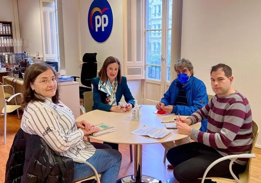 La portavoz municipal del PP en Torrelavega, Marta Fern&aacute;ndez Teijeiro, se re&uacute;ne con miembros de la Mesa de Movilidad del Besaya