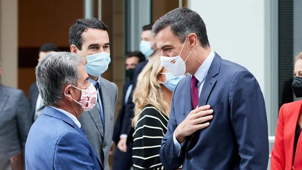  El presidente de Cantabria, Miguel Ángel Revilla, junto al presidente del Ejecutivo central, Pedro Sánchez 