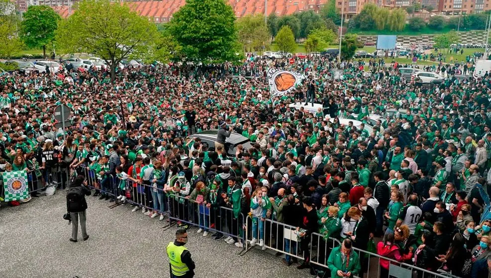 Miles de racinguistas celebran con el equipo el ascenso a Segunda División