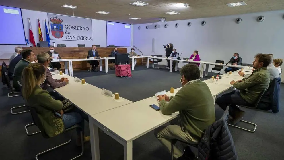 El consejero de Desarrollo Rural, Guillermo Blanco, se reúne con las organizaciones profesionales agrarias, las cooperativas agrarias y demás colectivos del sector primario afectados por los ataques del lobo