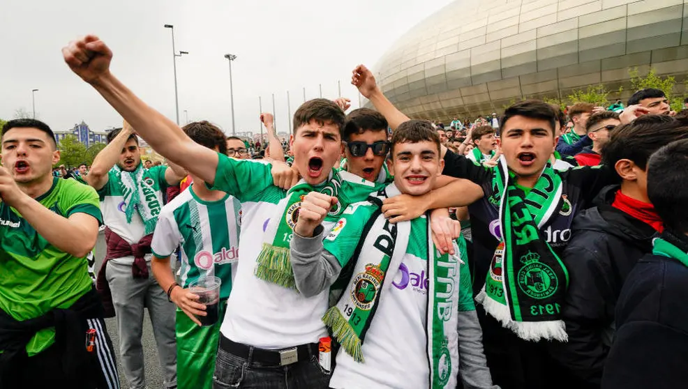 Aficionados verdiblancos celebran el ascenso del Racing a la Segunda División del fútbol español