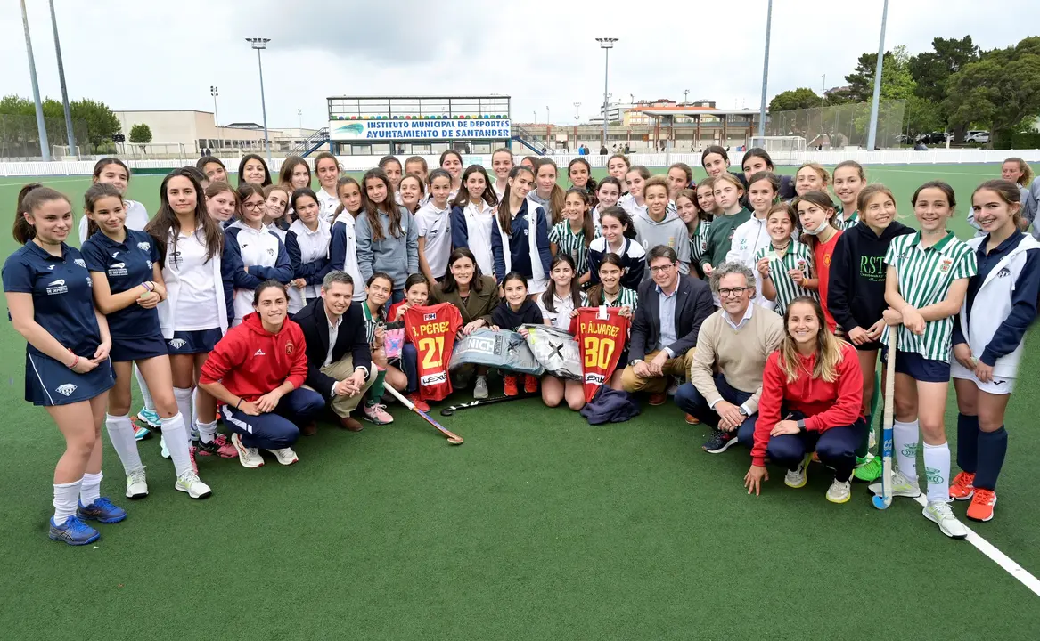 Las jugadoras de la selecci&oacute;n espa&ntilde;ola de hockey, Beatriz P&eacute;rez y Patricia &Aacute;lvarez, junto a la alcaldesa de Santander, Gema Igual y las 70 deportistas c&aacute;ntabras