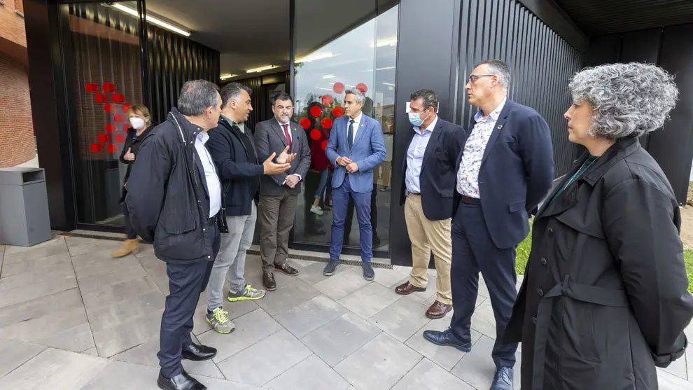El vicepresidente y consejero, Pablo Zuloaga, y el consejero de Sanidad, Raúl Pesquera, asisten al descubrimiento de la placa al edificio de Consultas Externas el premio del Colegio de Arquitectos de Cantabria
