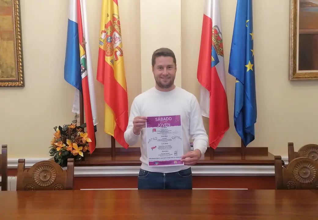 El concejal de Juventud, Francisco Gasc&oacute;n, presenta la programaci&oacute;n de mayo del programa 'S&aacute;bado Joven'