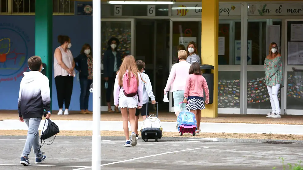 Varios alumnos acuden al CEIP. R.Macías Picavea, en Santoña