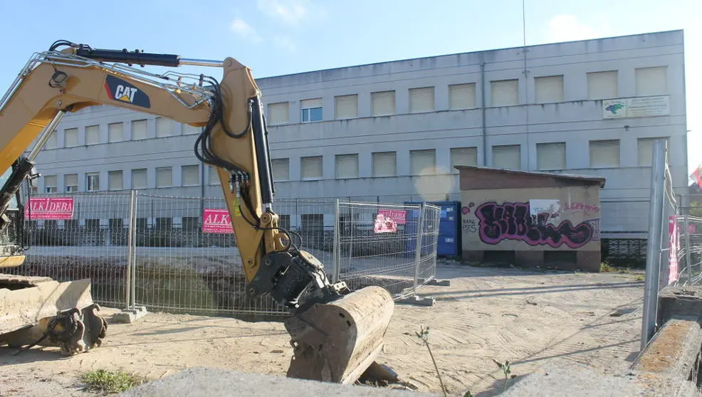 Obras de construcción de la gasolinera junto al IES Cantabria | Foto- edc
