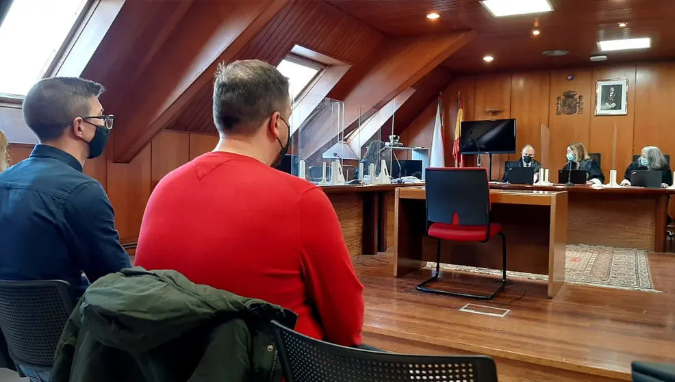 Los dos acusados de provocar lesiones con deformidad a otro hombre con la tapa de una alcantarilla a la salida de un pub de Santander, en el juicio contra ellos en la Sección Primera de la Audiencia Provincial