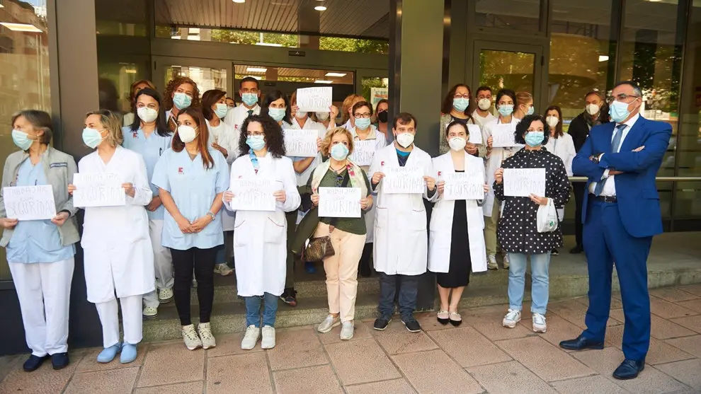 Concentración contra la agresiones al personal sanitario en el Centro de Salud de Vargas