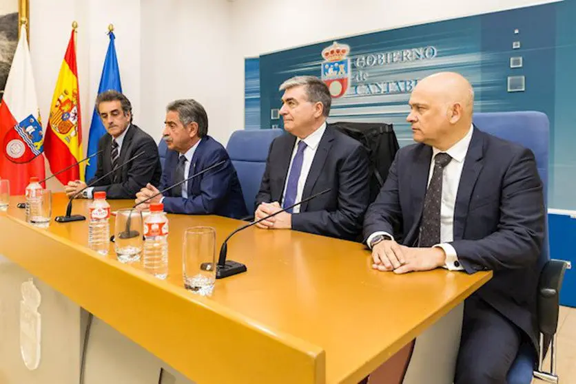 El presidente de Cantabria, Miguel Ángel Revilla, y el exconsejero de Industria, Francisco Martín, junto con los directivos de EMERITA R., el canadiense David Gower y el sevillano Joaquín Merino