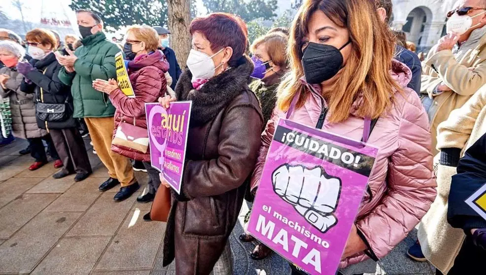 Concentración en Santander por el asesinato de una mujer y su hija en Villaescusa