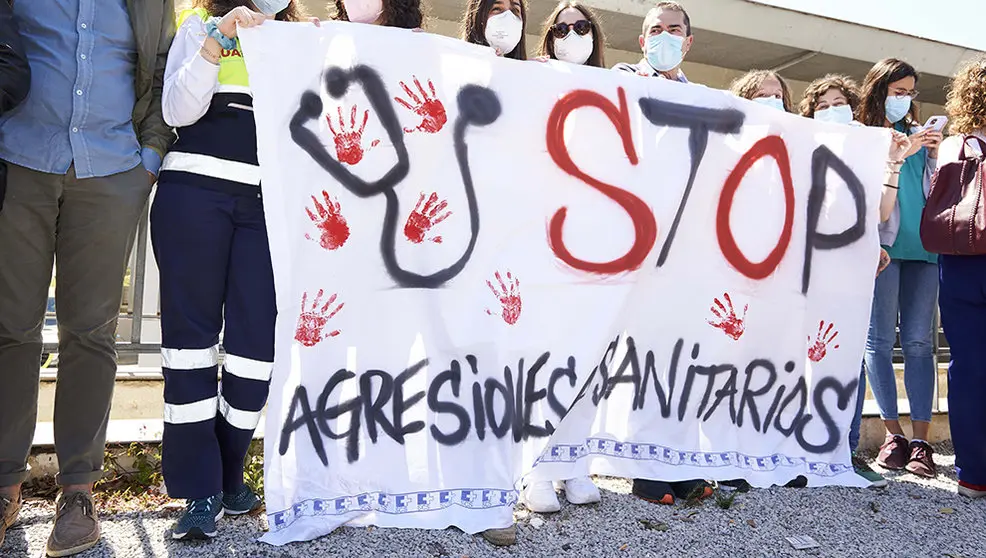 Varias personas con una pancarta que reza 'Stop Agresiones a Sanitarios' se manifiestan en el centro de Salud Los Castros