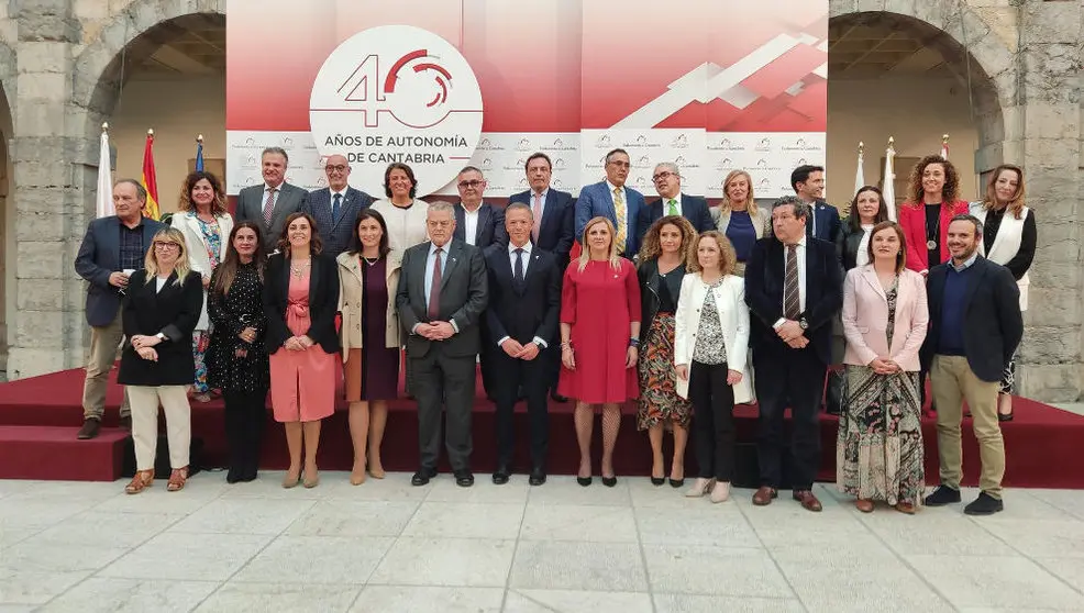El presidente del Senado, Ander Gil, ha intervenido en la conferencia '40 años del Estado Autonómico' del Parlamento de Cantabria