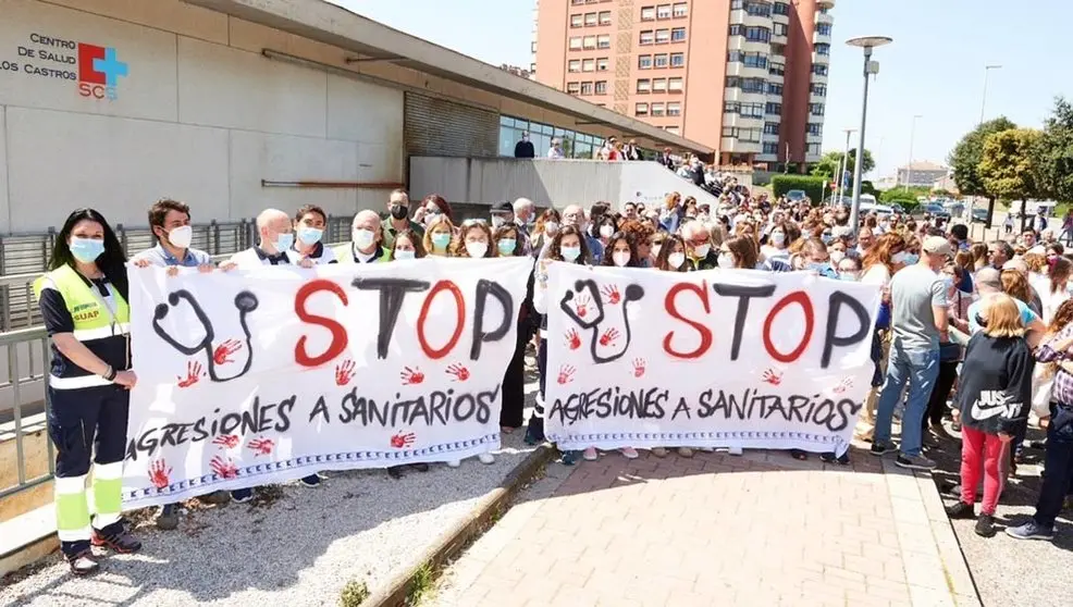 Concentración contra las agresiones a sanitarios en el centro de salud Los Castros