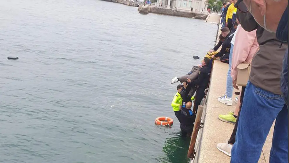 Rescate del hombre tras caerse a la bahía