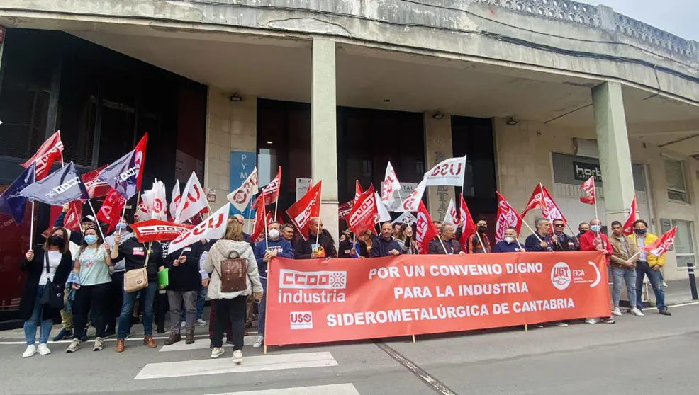 Concentración de los trabajadores del metal ante la patronal Pymetal