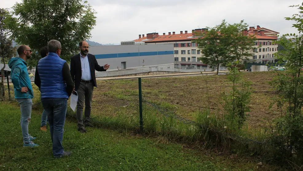 Concejales y vecinos visitan la parcela con la que se ampliará el parque Mies de Mejí de Tanos