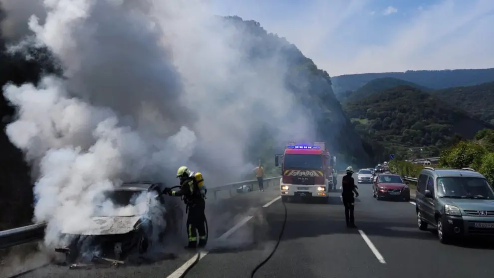  Vehículo calcinado en la A-8