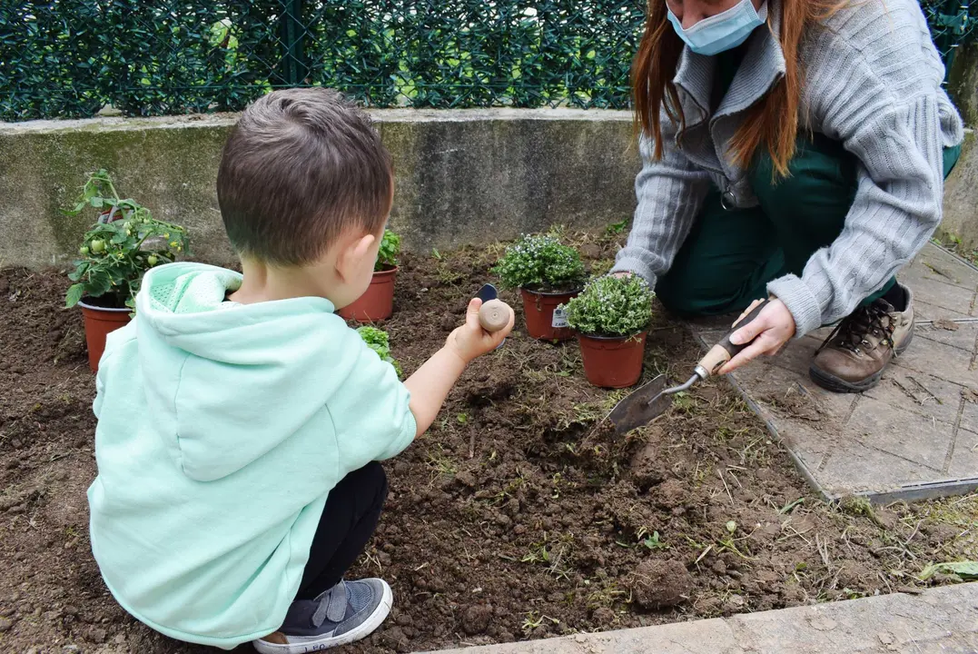 Un ni&ntilde;o de Pi&eacute;lagos aprende sobre la biodiversidad local y el medio ambiente en las guarder&iacute;as-ludotecas