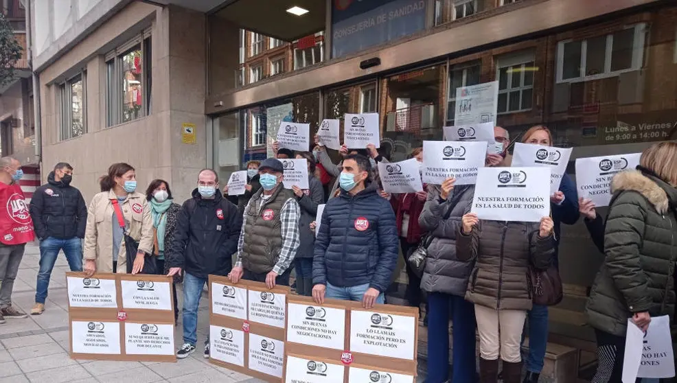 Concetración de la plantilla de diálisis de Cantabria ante la Consejería de Sanidad | Foto de archivo