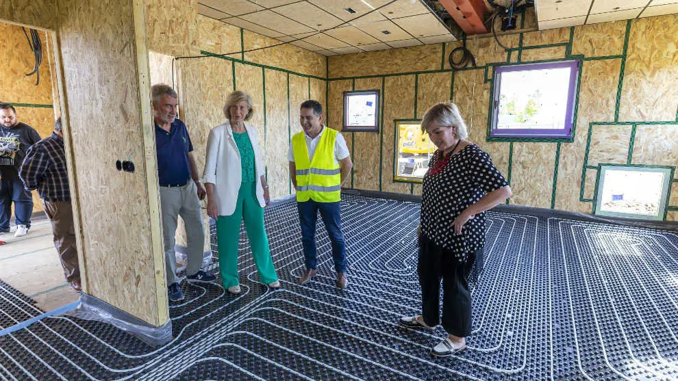 La consejera de Educación y Formación Profesional, Marina Lombó, visita las obras de la futura aula de 0 a 2 años de Polanco