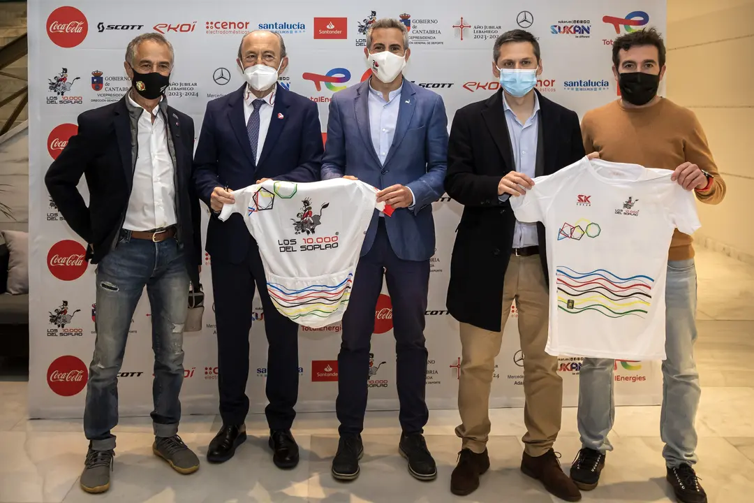 El vicepresidente y consejero de Universidades, Igualdad, Cultura y Deporte, Pablo Zuloaga, y el consejero de Industria, Turismo, Innovaci&oacute;n, Transporte y Comercio, Javier L&oacute;pez Marcano, en la presentaci&oacute;n de la prueba de Los 10.000 del Soplao.
