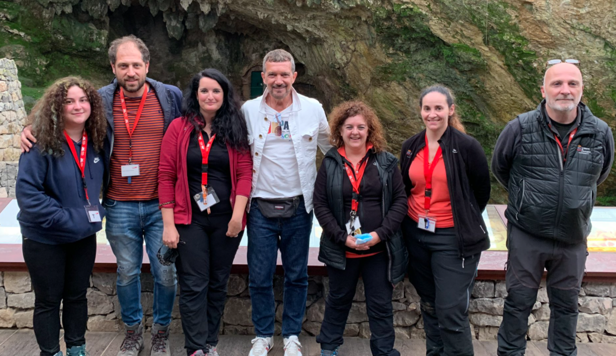 Antonio Banderas en las cuevas de Monte Castillo | Foto:@CuevasCant