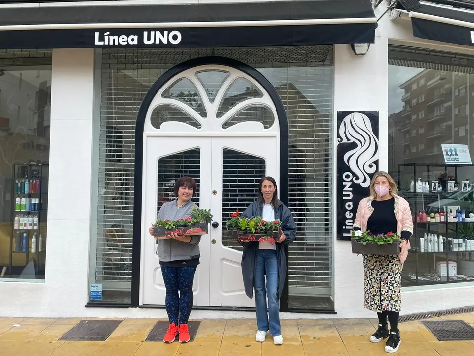 La concejala de Comercio, Cristina Garc&iacute;a Vi&ntilde;as, junto a uno de los establecimientos que participan en 'Cultiva Torrelavega'