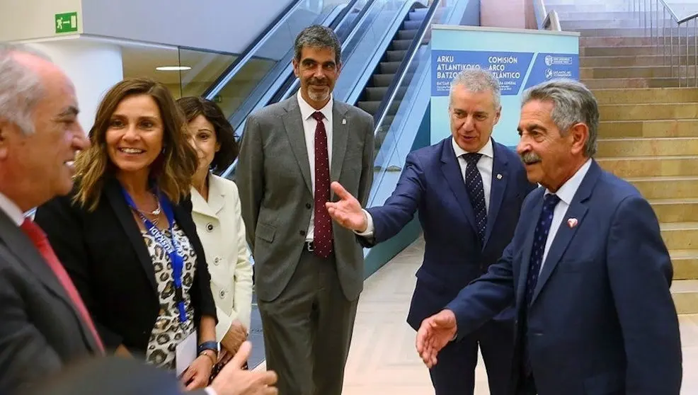 El presidente cántabro, Miguel Ángel Revilla, y la consejera de Presidencia, en la asamblea de la Comisión del Arco Atlántico
