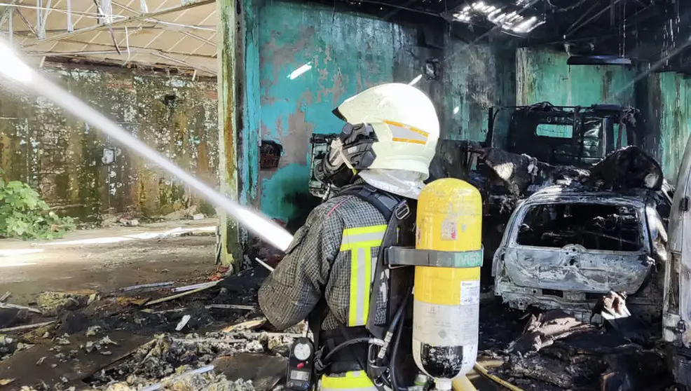 Incendio de una nave en Ramales | Foto- 112
