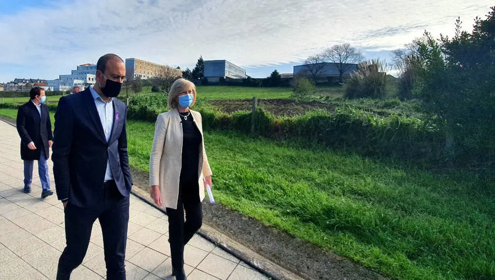 El alcalde de Torrelavega y la consejera de Educación en la parcela donde se construirá el conservatorio