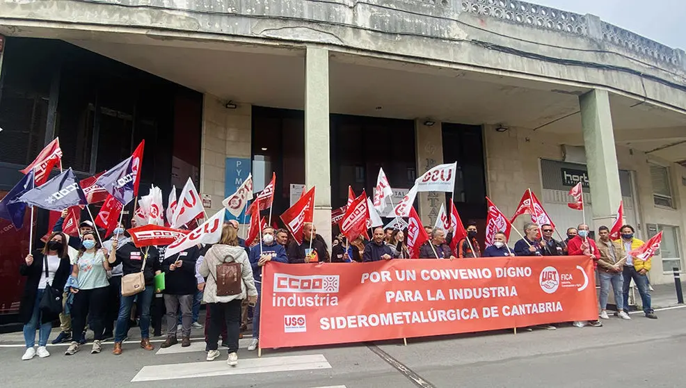 Concentración de los trabajadores del metal ante la patronal Pymetal
